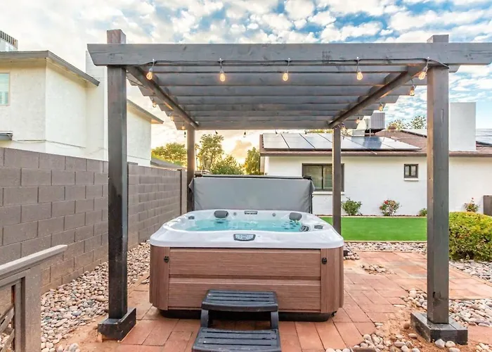 Dom wakacyjny The Ace Scottsdale With Pool Hottub & Putting